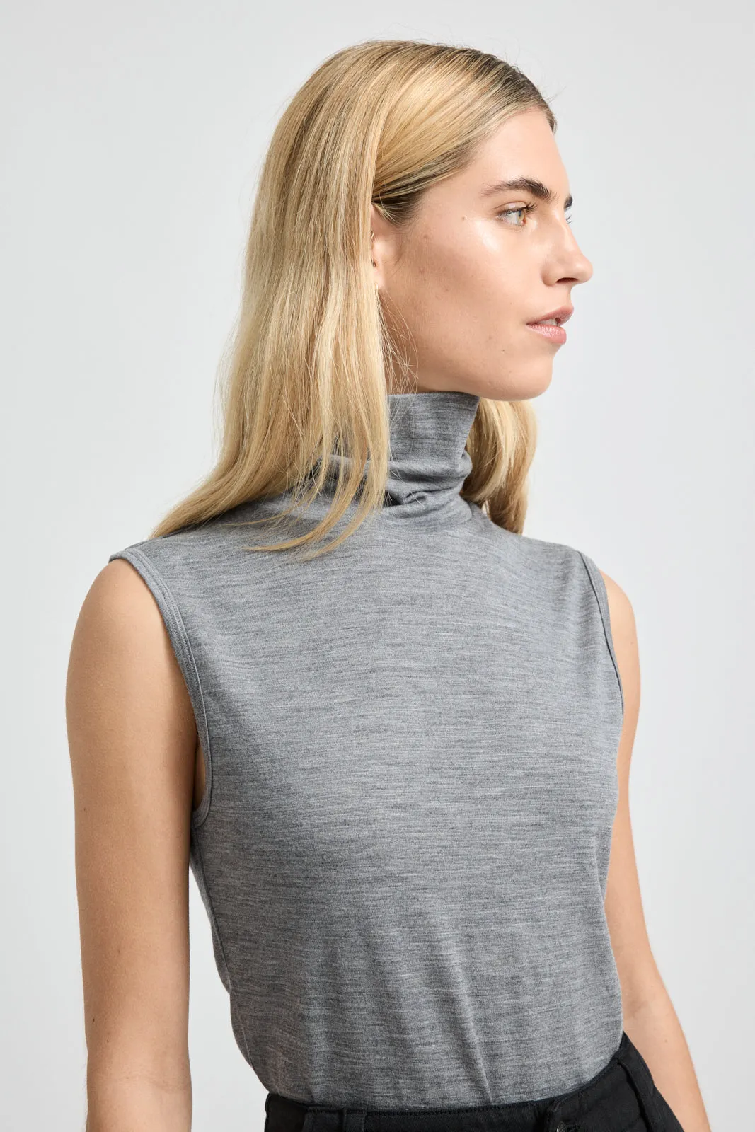 SLEEVELESS ROLL NECK