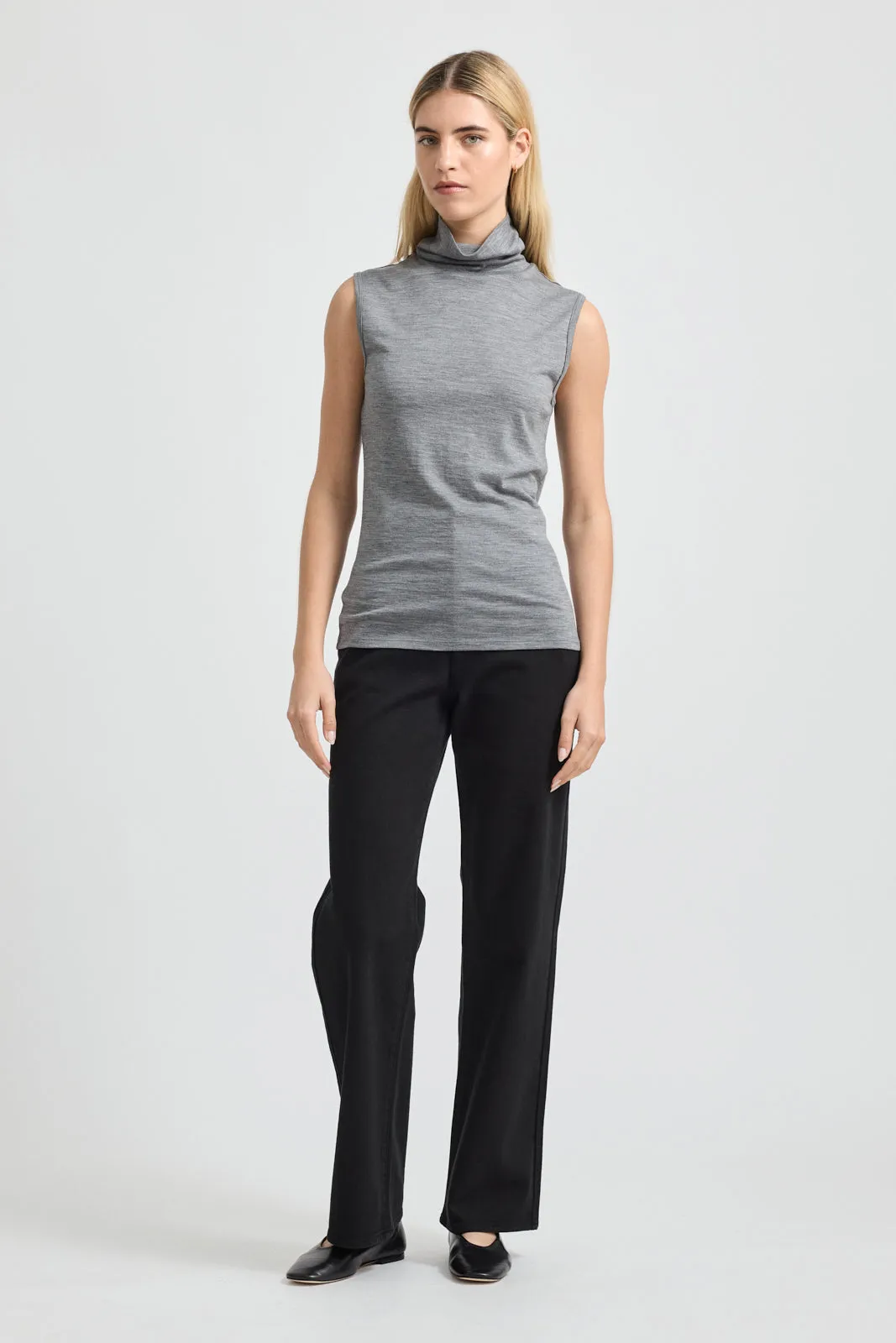 SLEEVELESS ROLL NECK